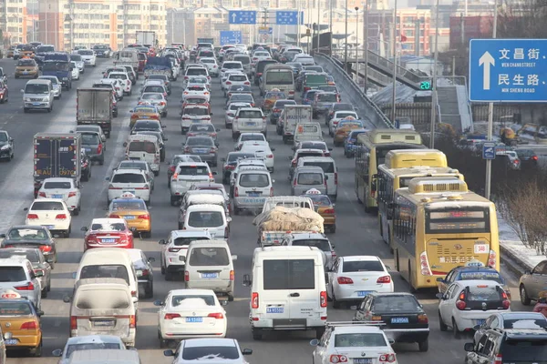 Massas Veículos Movem Lentamente Uma Estrada Cidade Harbin Nordeste Província — Fotografia de Stock