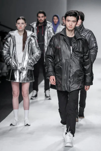 Modeller Visar Nya Skapelser Modevisning Rico Lee Den Shanghai Mode — Stockfoto
