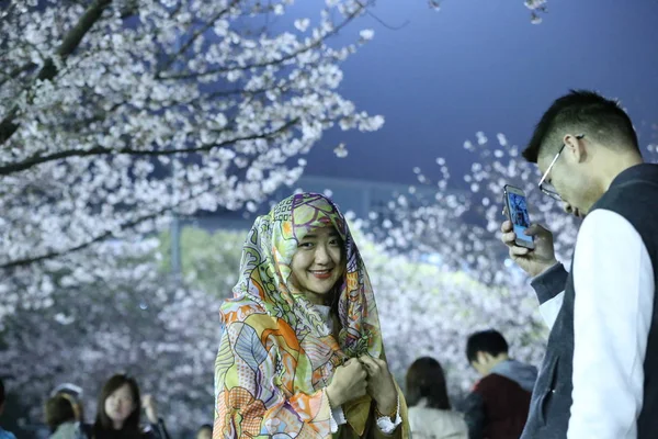 Chinesische Besucher Fotografieren Die Tongji Universität Die Kirschblüten Shanghai China — Stockfoto