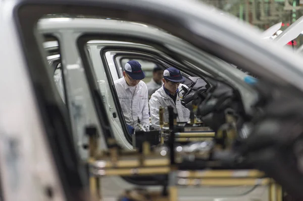 Trabalhadores Chineses Montam Carros Linha Montagem Uma Fábrica Automóveis Dongfeng — Fotografia de Stock