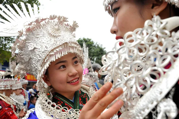 Китайський Girls Мяо Етнічної Меншини Одягнені Традиційні Срібло Прикрашали Одяг — стокове фото