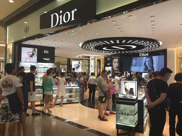 Kunder Handla Butik Dior Taxfree Shoppinggalleria Sanya City Sydkinas Hainan — Stockfoto