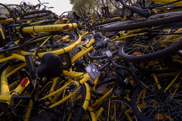 Çin Bisiklet Paylaşım Hizmeti Ofo Hasarlı Bisikletler Pekin Bir Sokakta — Stok fotoğraf