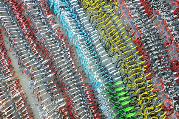 暁明自転車 や暁明 Danche クリンプハイト Mobike オレンジ 並んでいる中国 上海市に駐車場で 2017 日中国の自転車共有サービスの自転車 — ストック写真