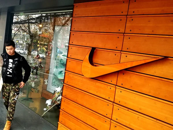 File Ein Fußgänger Geht Einem Nike Sportbekleidungsgeschäft Der Stadt Huaibei — Stockfoto
