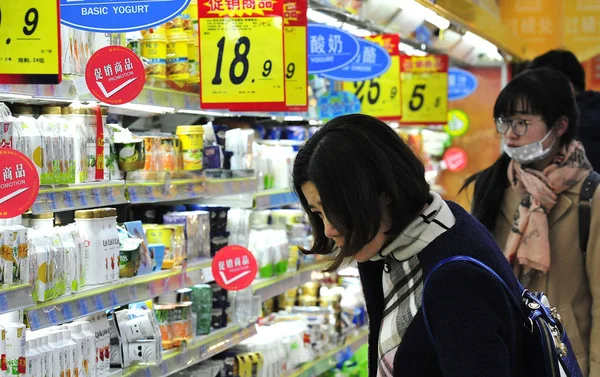 Клієнти Магазин Молочної Продукції Супермаркеті Місті Нанкін Провінція Цзянсу Східного — стокове фото