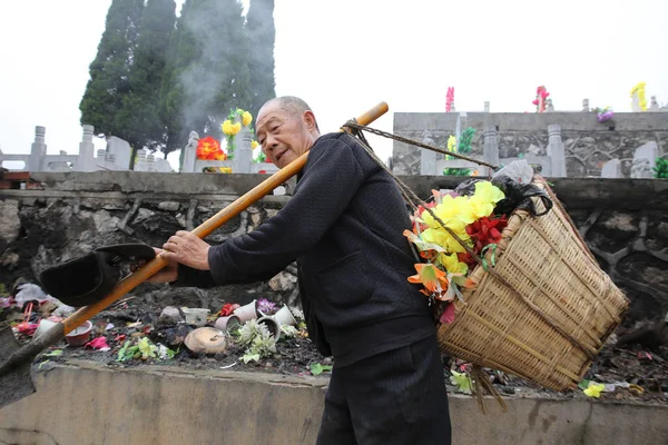 Yaşlı Çinli Zhao Jinhe Qingming Festivali Sırasında Mezarları Ziyaret Eden — Stok fotoğraf