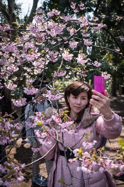 Turistas Maioria Dos Quais São China Tirar Selfies Com Flor — Fotografia de Stock