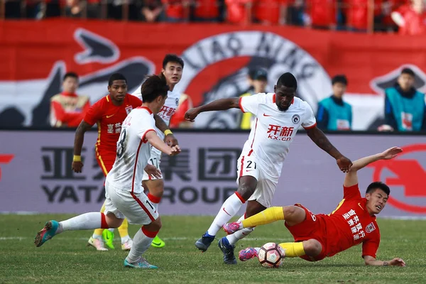 Futbolista Congoleño Assani Lukimya Mulongoti Liaoning Whowin Center Desafía Futbolista —  Fotos de Stock