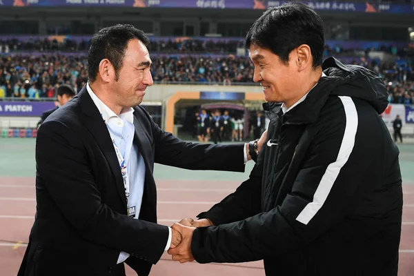 Cheftrainer Kenta Hasegawa Von Japans Gamba Osaka Links Schüttelt Dem — Stockfoto