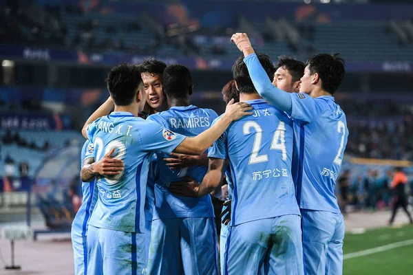 Die Spieler Von Jiangsu Suning Rechts Jubeln Nach Ihrem Tor — Stockfoto