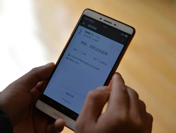 Китайский Пользователь Мобильной Связи Использует Приложение Вызова Такси Обслуживания Автомобилей — стоковое фото
