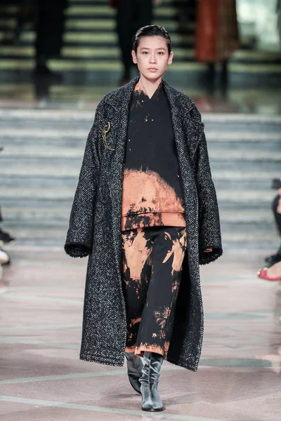 Modell Visar Skapelse Modevisning Damir Doma Den Shanghai Mode Vecka — Stockfoto