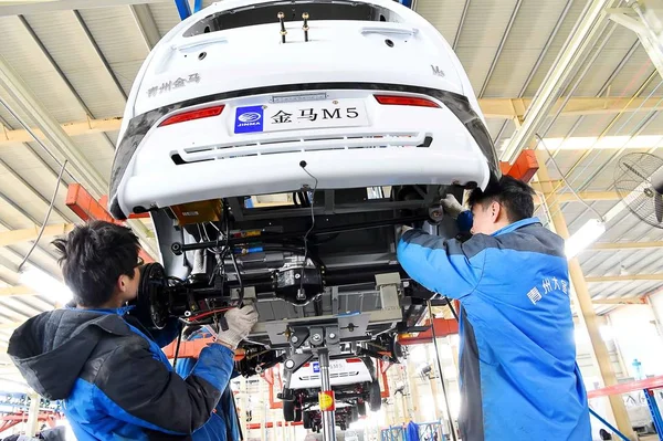Chinesische Arbeiter Montieren Ein Elektroauto Fließband Einer Autofabrik Der Stadt — Stockfoto