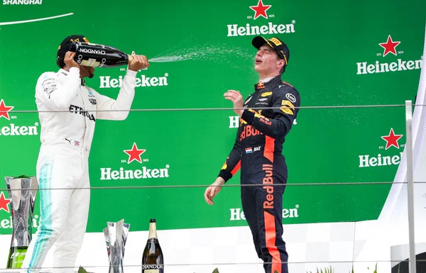 Pilota Britannico Lewis Hamilton Della Mercedes Sinistra Spruzza Champagne Pilota — Foto Stock