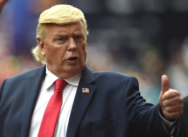 Abd Başkanı Donald Trump Andıran Bir Şovmen Hong Kong Sevens — Stok fotoğraf