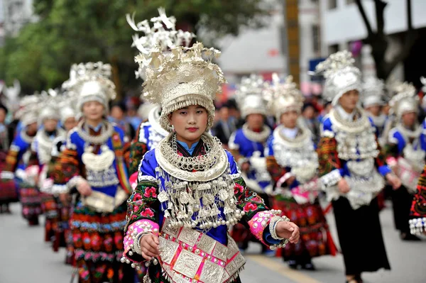 Китайський Girls Мяо Етнічної Меншини Одягнені Традиційні Срібло Прикрашали Одяг — стокове фото