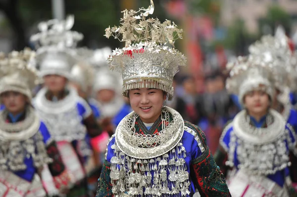 전통적인 먀오족 민족의 Headwears 먀오족 중국의 Gui에에서 먀오족 축제를 퍼레이드에 — 스톡 사진