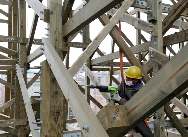 Trabajador Chino Trabaja Sitio Construcción Una Montaña Rusa Madera Parque —  Fotos de Stock