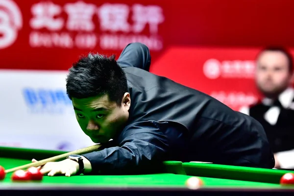 Ding Junhui China Joga Tiro Para Mark Joyce Inglaterra Sua — Fotografia de Stock