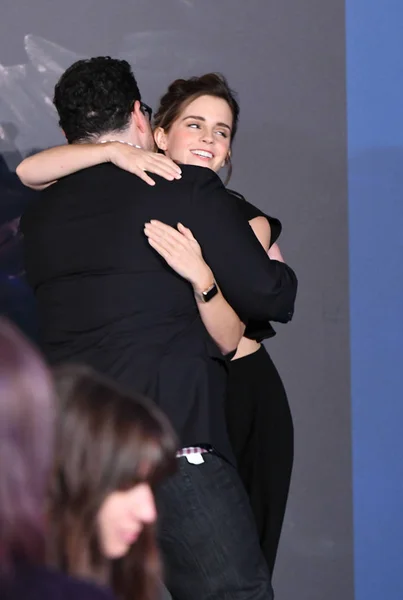 Atriz Britânica Emma Watson Abraça Ator Americano Josh Gad Uma — Fotografia de Stock