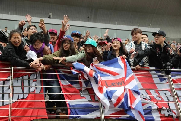Fans Brittiska Föraren Lewis Hamilton Mercedes Wave Brittiska Flaggor För — Stockfoto