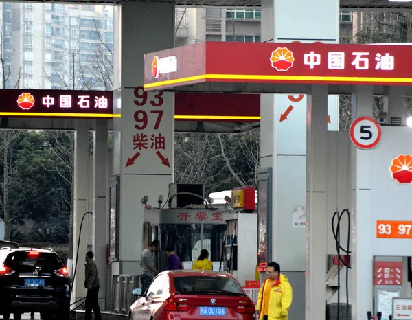 2016年5月11日 中国重慶市のCnpc 中国国家石油公社 の子会社 ペトロチャイナのガソリンスタンドの眺め — ストック写真