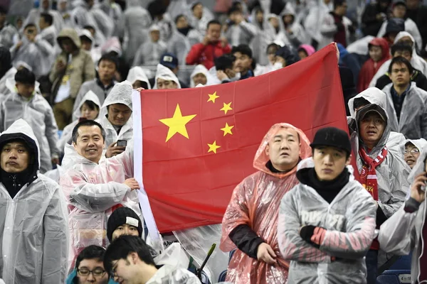 Fotbollsfans Trotsa Regnet Och Håll Kinesiska Flaggan Att Visa Stöd — Stockfoto