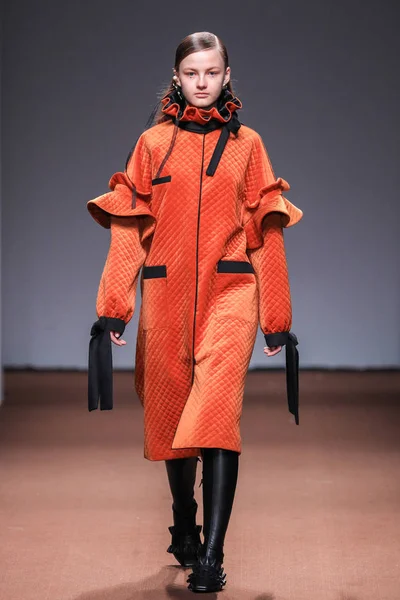 Mannequin Présente Une Nouvelle Création Défilé Veeco Zhao Lors Fashion — Photo