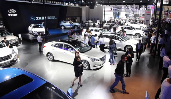 Pessoas Visitam Estande Hyundai Durante Uma Exposição Automóveis Cidade Nanjing — Fotografia de Stock