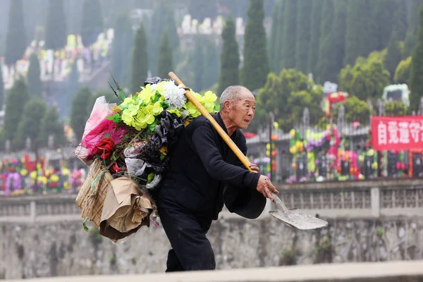 72岁的中国老人赵金河 赵金河 携带着清明节期间参观墓穴的人留下的大量垃圾 以及清明节或扫墓日假期 他们带着大量垃圾来到中国中部湖北省向阳市公墓的阳湖山脚下 — 图库照片