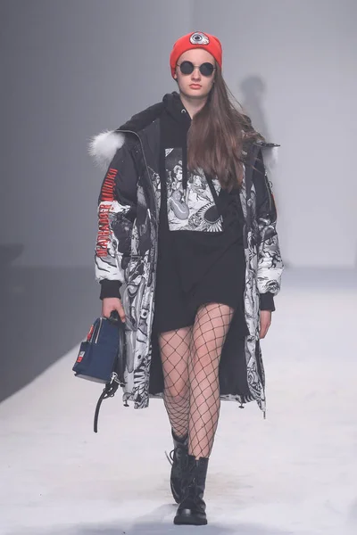 Model Wyświetla Nowe Stworzenie Pokaz Mody Źródła Podczas Shanghai Moda — Zdjęcie stockowe