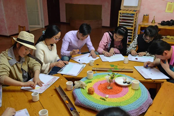 Diákok Felnőtt Óvoda Felhívni Festmények Egy Osztályban Chengdu Város Délnyugat — Stock Fotó