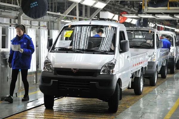 Trabajadores Chinos Montan Automóviles Línea Montaje Una Planta Automotriz Sgmw — Foto de Stock