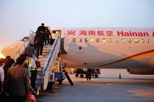 Passagiere Besteigen Ein Flugzeug Der Hainan Airlines Der Hna Group — Stockfoto