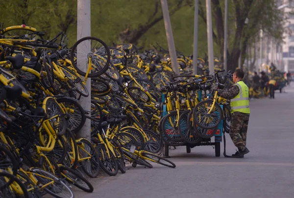 Ein Chinesischer Arbeiter Bereitet Sich Auf Die Reparatur Beschädigter Fahrräder — Stockfoto