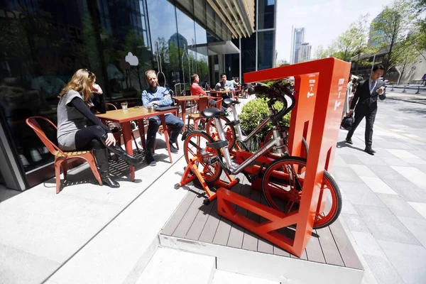 Foreign Customers Eat Open Air Area Mobike Sharing Bike Themed — Stock Photo, Image