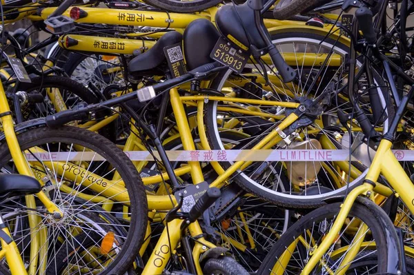 Bicicletas Dañadas Del Servicio Chino Bicicletas Compartidas Ofo Amontonan Una —  Fotos de Stock