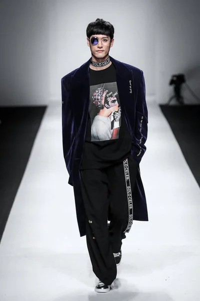 モデル一人セレブのファッションショーで新規作成が表示されます 上海の間に Htdg ファッション週秋 2017年の上海 2017 — ストック写真