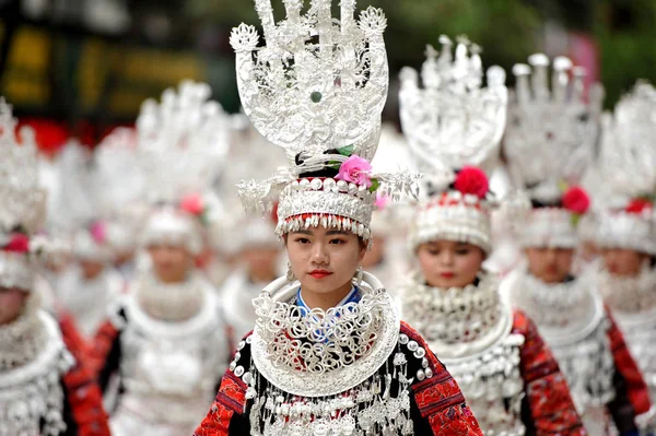 Chinesische Mädchen Der Ethnischen Minderheit Der Miao Traditionellen Silbernen Gewändern — Stockfoto