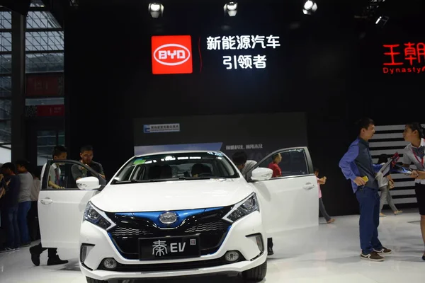 Kínai Vásárlók Kipróbálni Egy Byd Qin Elektromos Jármű Jelenik Meg — Stock Fotó