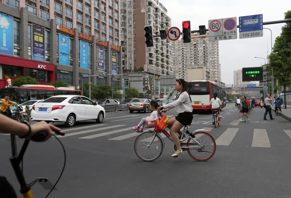 Una Mujer China Utiliza Cesta Una Bicicleta Del Servicio Chino — Foto de Stock