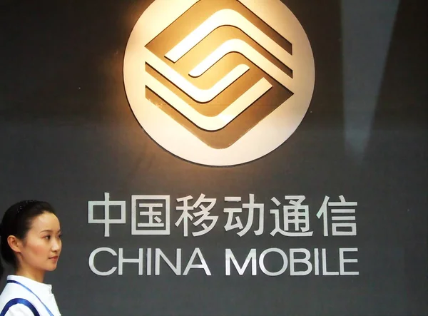 Ein Fußgänger Geht Einer Werbung Für China Mobile Shanghai China — Stockfoto