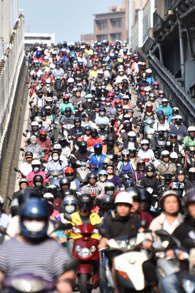 Lokal Befolkningen Rida Motorcyklar Rampen Bro Som Förbinder Städer Taipei — Stockfoto