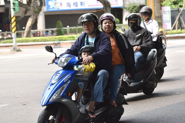 Los Residentes Locales Montan Motocicletas Una Carretera Taipei Taiwán Abril — Foto de Stock