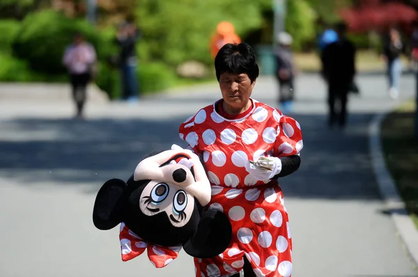 Idosa Chinesa Yin Pizhi Seus Anos Que Interpreta Minnie Mouse — Fotografia de Stock