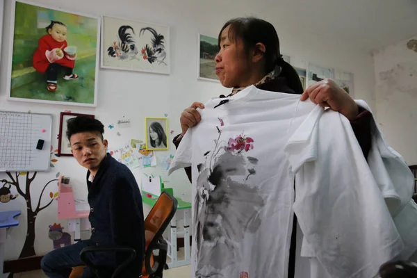 Mãe Pintor Chinês Deficiente Liu Kaijian Mostra Quadro Desenhado Pelos — Fotografia de Stock