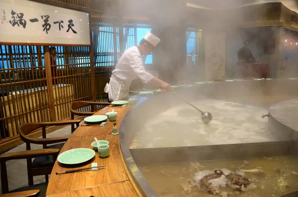 Chef Chinês Mexe Comida Uma Panela Quente Gigante Com Diâmetro — Fotografia de Stock