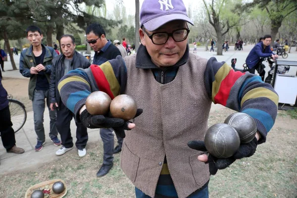 Year Old Κινέζικο Άνθρωπος Piao Yingmin Παίζει Σιδερένια Μπάλες Ένα — Φωτογραφία Αρχείου
