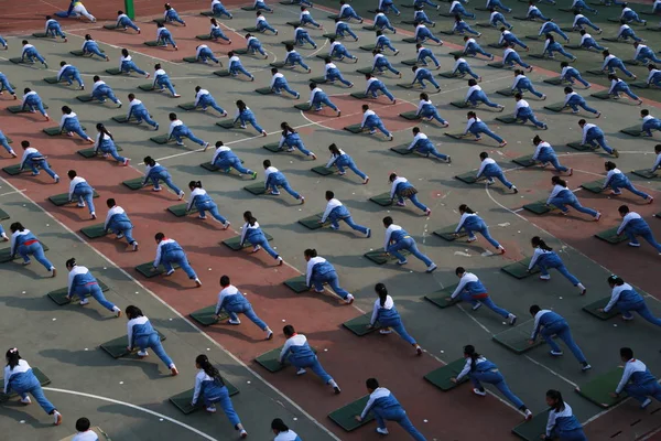 Estudantes Chineses Praticam Ginástica Ioga Durante Pausa Aula Parque Infantil — Fotografia de Stock